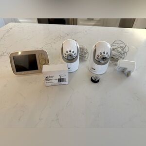 Infant optics baby monitor set.